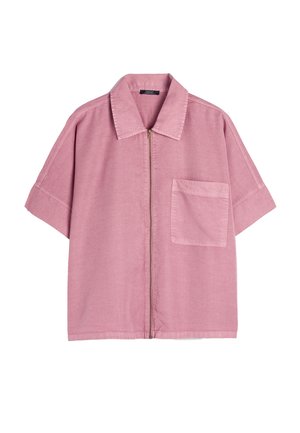 Koszula z krótkim rękawem, zapinana na zamek, w jasnoróżowym kolorze z jedną kieszenią na piersi. Posiada klasyczny kołnierzyk i luźny krój.