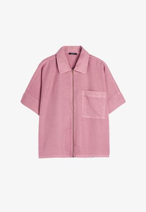 Koszula z krótkim rękawem, zapinana na zamek, w jasnoróżowym kolorze z jedną kieszenią na piersi. Posiada klasyczny kołnierzyk i luźny krój.