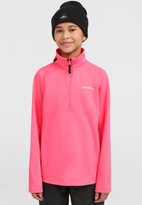 Erkki roosa, kerge neljandik-zip pullover pikkade varrukatega, millel on seisva kraega ja O'Neill logo rinnal. Kanna must müts.