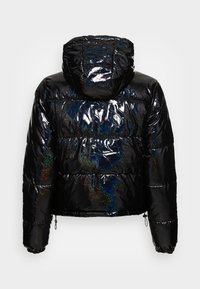 Schwarze Daunenjacke mit glänzendem, irisierendem Finish. Verfügt über eine Kapuze, elastische Bündchen und einen Kordelzug am Saum für eine anpassbare Passform.