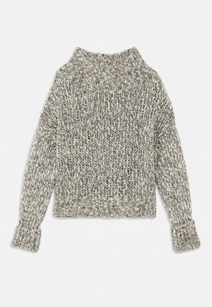 Chunky stickad tröja i kräm- och grå nyanser. Har en bred ribbad krage och ärmslut, med en boxig form och texturerat mönster genom hela plagget.