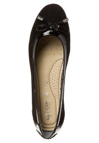 Ballerine noire avec bordure en cuir verni et nœud, semelle intérieure beige rembourrée avec perforations et logo Geox, taille femme 37.