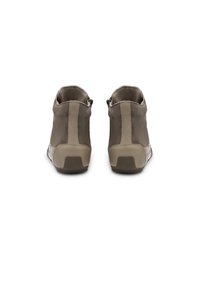 Braune Wildleder-Hochschuhe mit einem glatten beigen Akzent, ausgestattet mit einem Reißverschluss und einer strukturierten Gummisohle. Die Rückansicht hebt Form und Design hervor.
