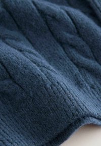 Țesătură din lână de culoare bleumarin, cu un model texturat în dungi. Prezintă fibre moi și o suprafață ușor pufoasă, evidențiind profunzimea și căldura.