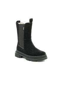 Bottines en suède noir dotées de panneaux latéraux élastiques, d'une semelle épaisse noire et d'une finition lisse. Comprend une petite étiquette de logo verte.