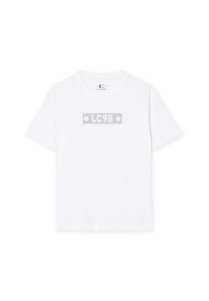 Weißes Baumwoll-T-Shirt mit kurzärmligen Ärmeln, einem runden Halsausschnitt und einem metallisch silbernen Grafikdruck mit der Aufschrift "LC98" sowie Sternen auf einem rechteckigen Patch.