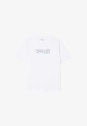 Weißes Baumwoll-T-Shirt mit kurzärmligen Ärmeln, einem runden Halsausschnitt und einem metallisch silbernen Grafikdruck mit der Aufschrift "LC98" sowie Sternen auf einem rechteckigen Patch.