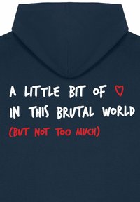 Felpa blu marina con un design di testo stampato sul davanti in bianco e rosso, che recita "UN PO' DI ♥ IN QUESTO MONDO BRUTALE (MA NON TROPPO)."