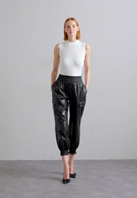 Cinq à Sept JENNING PANTS - Cargohose - black