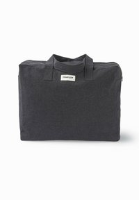 Sac fourre-tout en tissu gris avec deux poignées et une fermeture éclair. Présente une texture subtile et une étiquette logo sur le devant. Forme rectangulaire.