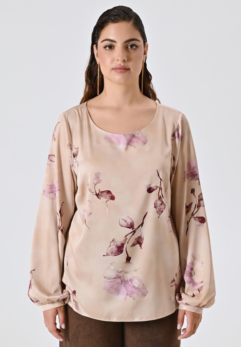 Blusa beige con maniche lunghe, stampa floreale in tonalità di rosa e bordeaux, scollatura rotonda e polsini arricciati. Tessuto liscio e leggero.