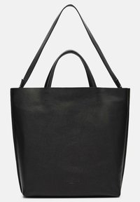 Zwarte leren tote bag met een gestructureerd ontwerp, uitgerust met dubbele handvatten en een afneembare schouderriem. Glad textuur met minimaal detail.