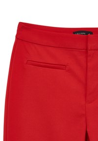 Pantalons rouges au toucher lisse, avec une poche avant et une taille plate. Le tissu est léger avec une coupe ajustée. Étiquette de marque visible.