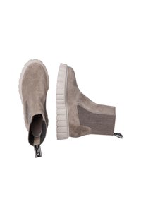 Botines de ante en color topo con paneles laterales elásticos y un acento texturizado en gris. La suela de goma blanca y gruesa presenta un diseño estriado.
