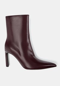Burgunderfarbene Leder-Ankle-Boots mit spitzem Zeh, glatter Textur und hohem Stiletto-Absatz. Schlankes Design mit einer taillierten Silhouette.