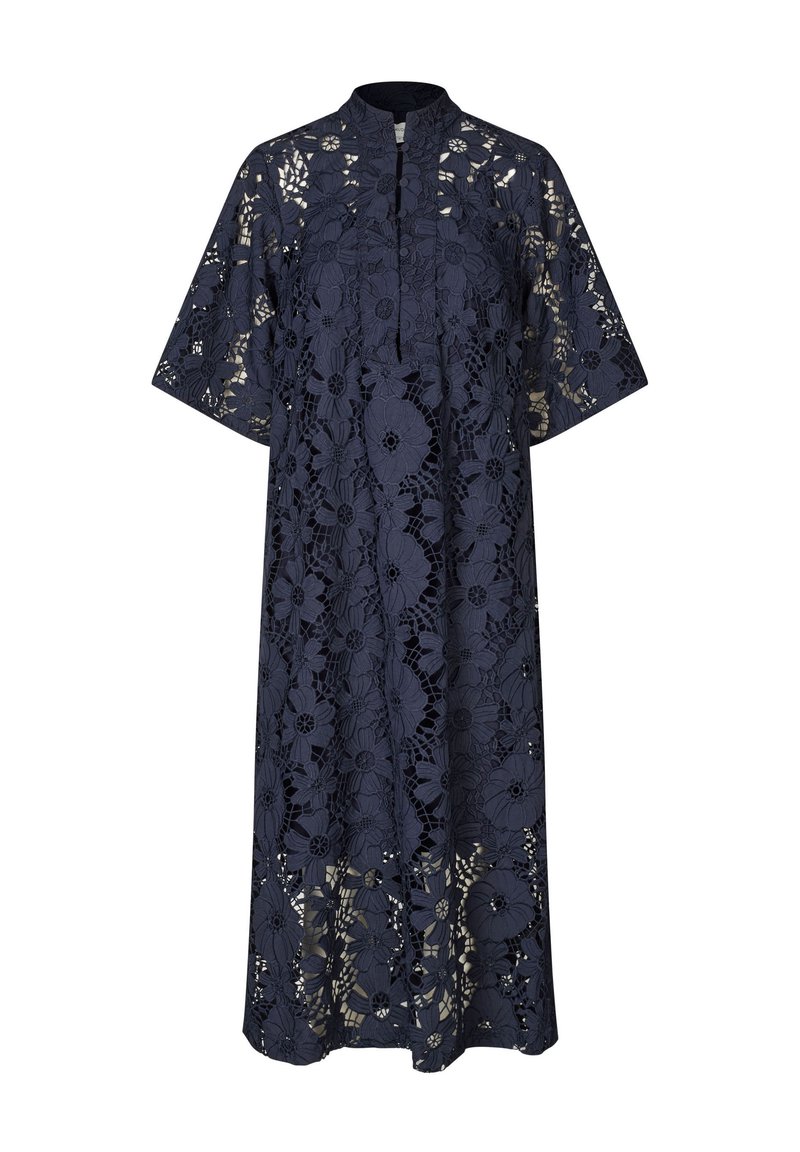 Vestido de encaje azul marino con patrones florales, un cuello alto, mangas cortas y un corte holgado. El diseño intrincado presenta elementos transparentes.