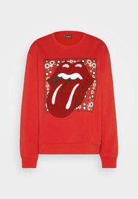 Rotes Sweatshirt aus weichem Stoff mit einem großen, strukturierten Rolling-Stones-Logo in Weiß und einem dekorativen bedruckten Rahmen.
