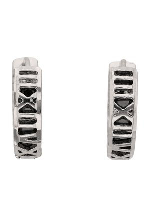 Cercei de argint în formă de cerc cu cifre romane negre gravate pe suprafața exterioară, expuși pe un fundal alb.