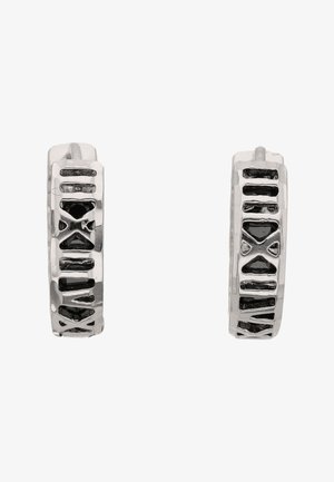 Cercei de argint în formă de cerc cu cifre romane negre gravate pe suprafața exterioară, expuși pe un fundal alb.