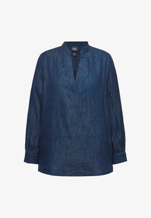 Blusa blu navy con scollatura a V, maniche lunghe e sottili righe verticali. Realizzata in tessuto leggero con una morbida texture e una vestibilità rilassata.