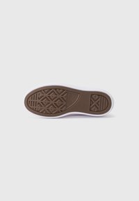 Semelle de chaussure en caoutchouc brun avec un motif texturé ; bord blanc ; présente un design géométrique pour la traction et la stabilité.