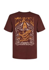 Bruine katoenen t-shirt met een grote retro grafiek in oranje en crème, met een surfer en golf ontwerp, tegen een effen achtergrond.