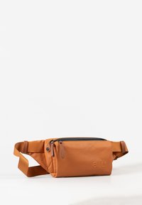 Braune Stoff-Gürteltasche mit verstellbarem Schulterriemen, Reißverschluss-Hauptfach, dezentem Logodetail und glatter Textur.