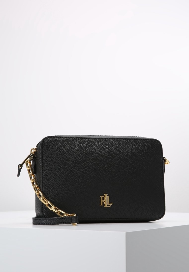 Černá kožená crossbody taška s texturovaným povrchem, zlatými kovovými detaily a řetízkovým popruhem. Na přední straně se nachází vyražené logo.