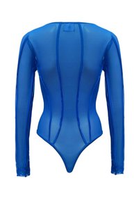 Langarm bodysuit van doorschijnende blauwe stof met verticale naaddetails en een gebogen achterkant, voorzien van een ronde halslijn.
