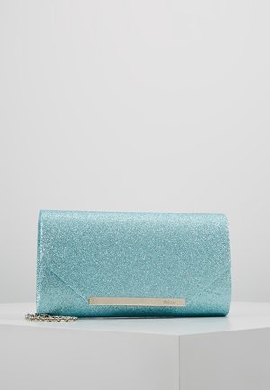 Sprankelende lichtblauwe clutch met zilveren kettingriem en een klein rechthoekig metalen merkembleem op een witte ondergrond.