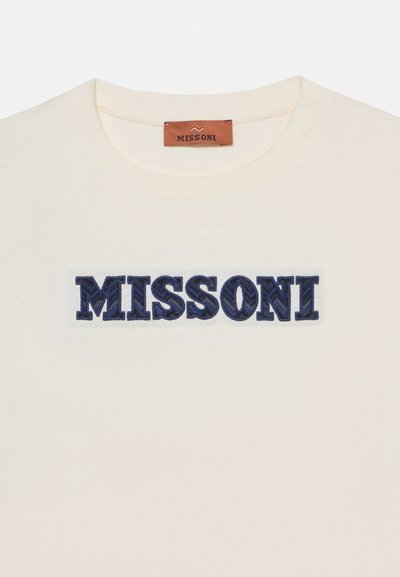 Εκρού T-shirt με στρογγυλή λαιμόκοψη, με σκούρο μπλε "MISSONI" κεντημένο στο στήθος και καφέ ετικέτα της μάρκας στο εσωτερικό του γιακά.