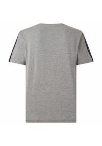 Camiseta gris de manga corta, con una textura suave y un acento negro a lo largo de la costura del hombro. Diseño trasero simple y sin adornos.