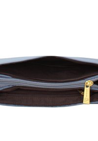 Borsa clutch azzurro chiaro con esterno liscio, dettagli in oro e interno marrone scuro. Dotata di chiusura con zip e una tasca aggiuntiva.