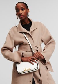 KARL LAGERFELD SIGNATURE CROSSBODY - Τσάντα χιαστί - off white