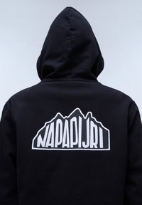 Felpa con cappuccio nera caratterizzata da un logo bianco di montagna in evidenza e la scritta "NAPAPIJRI" sul retro. Tessuto morbido e vestibilità comoda.