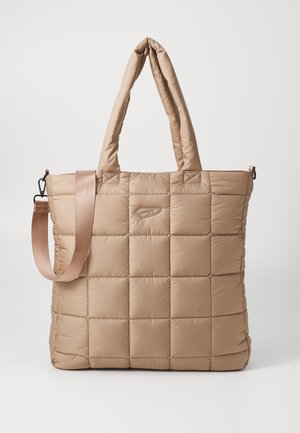 Quilted beige tote bag med polstret ytre, doble skulderstropper og justerbar crossbody-stropp. Har en subtil logo på fronten.