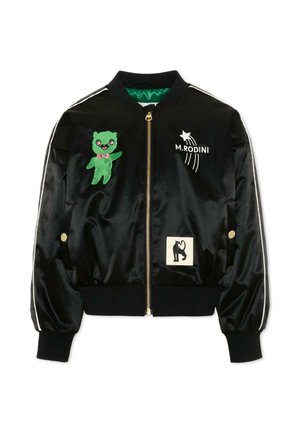 Czarna satynowa bomberka z zielonym naszywką w kształcie niedźwiedzia, białą spadającą gwiazdą z napisem "M.RODINI" oraz małą czarną naszywką kota na przodzie.