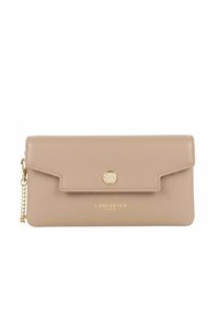 Portafoglio in pelle beige Lancaster Paris con chiusura a patta, bottone dorato, dettagli a catena e superficie leggermente texturizzata.