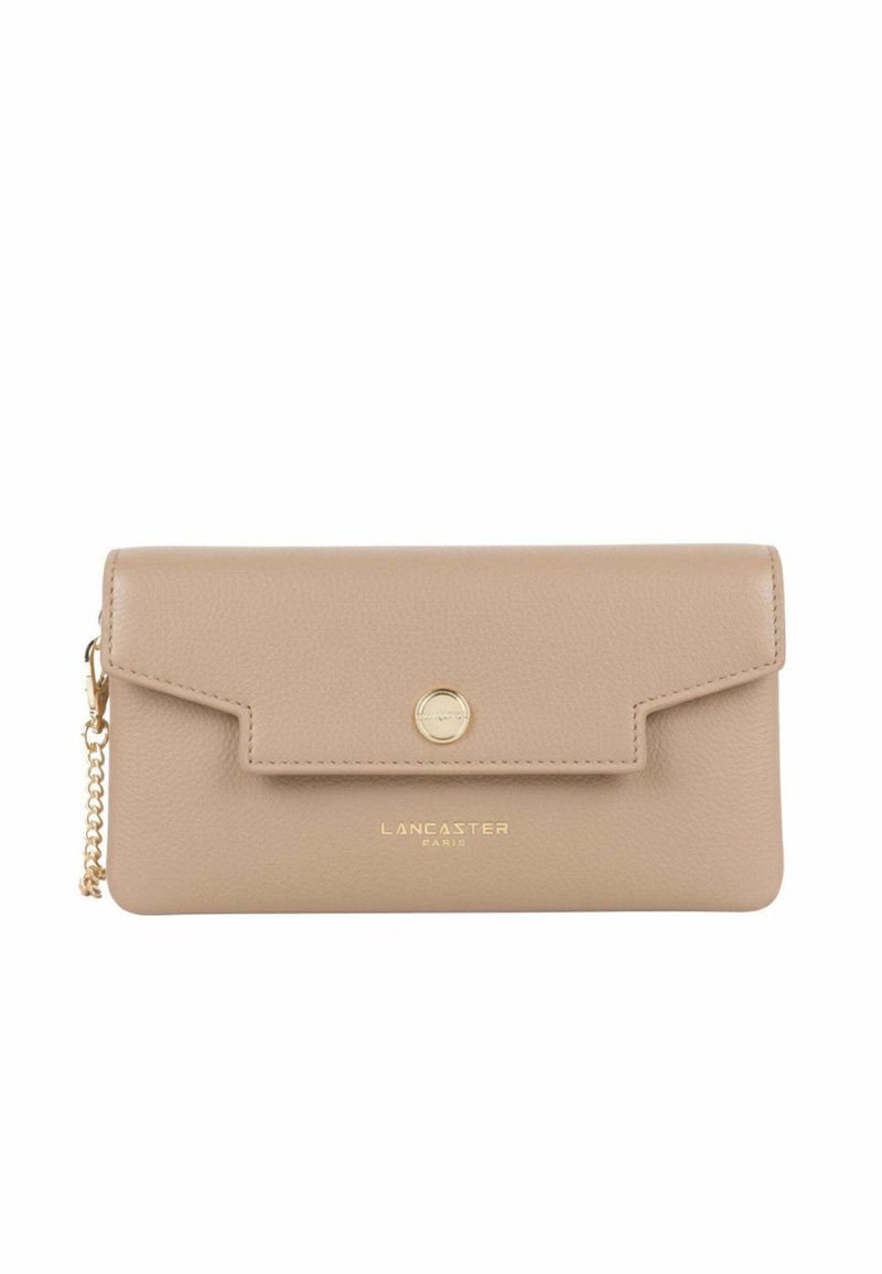 Portafoglio in pelle beige Lancaster Paris con chiusura a patta, bottone dorato, dettagli a catena e superficie leggermente texturizzata.