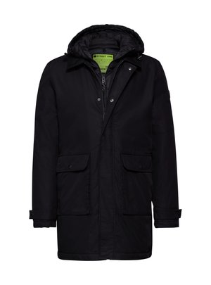 Parka impermeable negra con capucha, cierre frontal, dos grandes bolsillos con tapa y puños ajustables, con un acabado exterior suave.