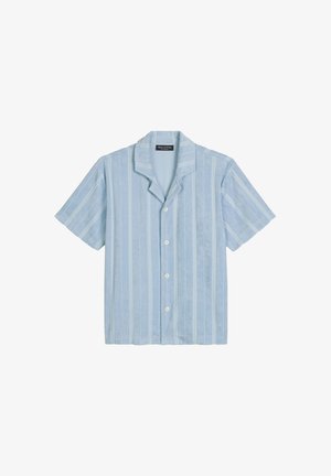 Jasnoniebieska koszula na krótki rękaw z pionowymi białymi paskami i luźnym kołnierzem.