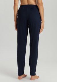 Donkerblauwe katoenen loungebroeken met een zachte elastische tailleband, rechte pasvorm en minimale details, die zorgen voor een comfortabele fit.