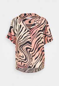 Chemise à manches courtes en tissu lisse, présentant un motif tourbillonnant noir et pêche, avec un col pointu et une fermeture à boutons. L'ourlet est arrondi.