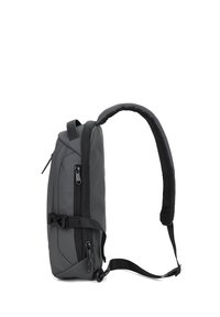 Borsa a tracolla grigia dal design elegante, realizzata in materiale resistente, con numerose tasche zippate e una tracolla regolabile.