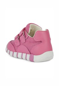 Chaussures d'enfant roses avec des bandes Velcro, fabriquées en mesh texturé et en cuir lisse. Semelle en caoutchouc blanche avec des rainures de flexion, design de bout arrondi.