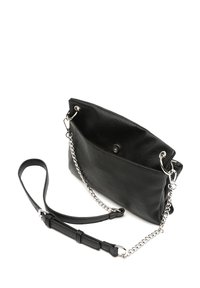 Borsa a mano in pelle nera con superficie testurizzata, chiusura a scatto, tracolla in pelle rimovibile e dettagli in catena argentata. Vista interna aperta.