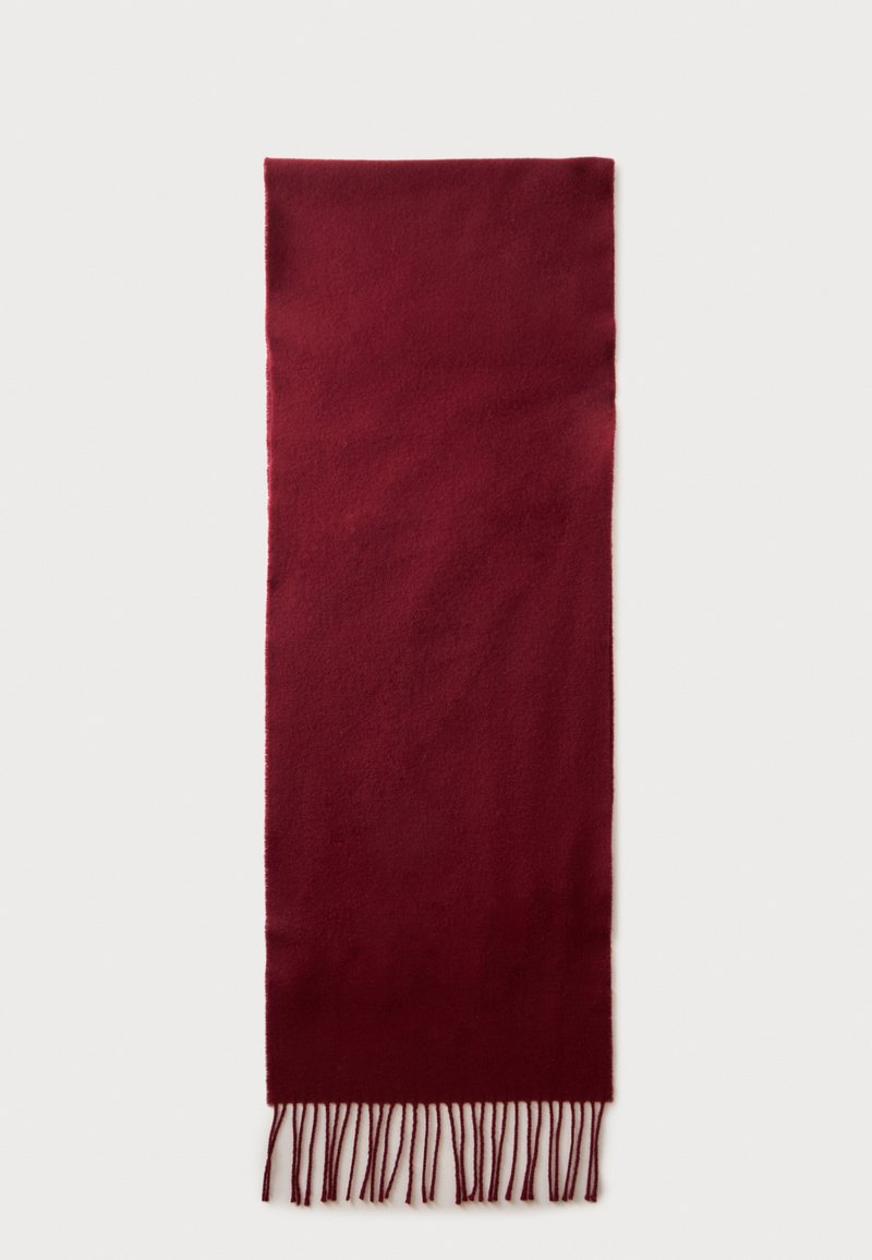 Longue écharpe rectangulaire rouge foncé avec des extrémités à franges, posée à plat sur un fond clair.