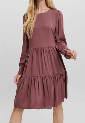 Robe longue mauve à manches longues avec encolure ronde, buste froncé et ourlet à volants superposés. Tissu lisse avec un léger éclat et manches ballon.