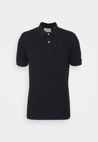 Polo noir en coton, avec une patte de boutonnage, des manches courtes et un petit logo rouge sur le côté gauche.