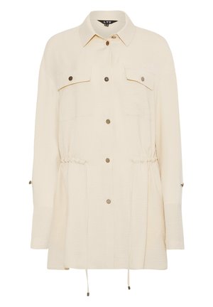 Vaalean kermanvärinen nappipaita, jossa on kaksi rintataskua, vyötäröltä kireä malli, pitkät hihat ja metalliset nappioksennat. Valmistettu tekstuurikankaasta.